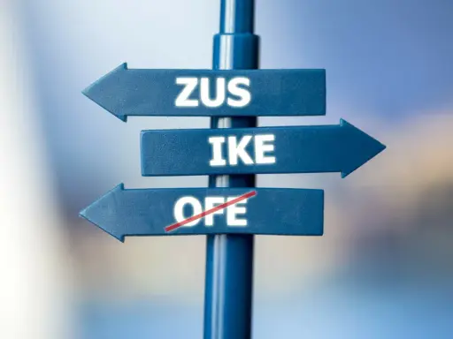 Znak drogowy z napisami ZUS, IKE i przekreślonym OFE. Czy można wypłacić pieniądze z IKE przed emeryturą?