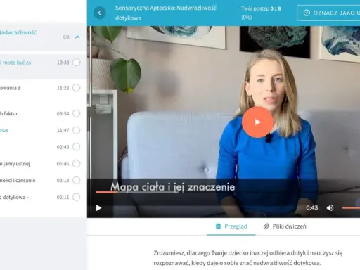 Kobieta tłumaczy, dlaczego dziecko nie lubi dotyku. Kurs "Sensoryczna Apteczka: Nadwrażliwość dotykowa".