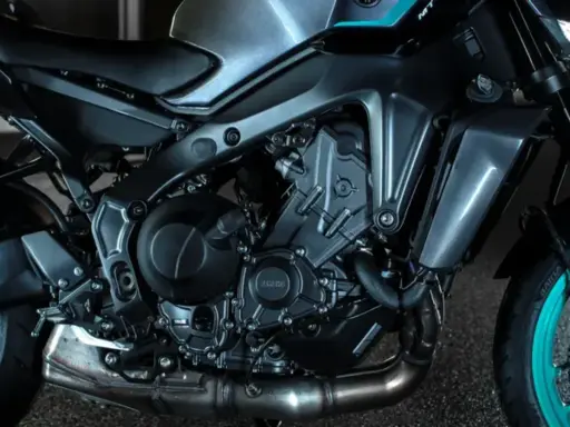 Moteur Yamaha MT, détails du bloc moteur. Le pourcentage d'huile moteur hors bord 2 temps Yamaha est crucial pour la performance.