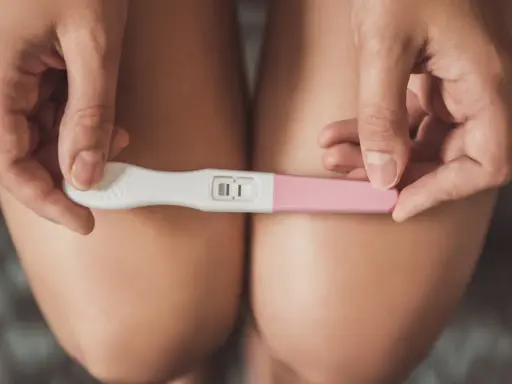 Dwie kreski na teście ciążowym. Czy można zajść w ciążę zaraz po okresie? To pytanie nurtuje wiele kobiet.