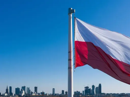 Flaga Polski: wygląd, symbolika, zasady. Czy znasz je wszystkie?