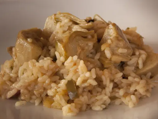 Un delicioso arroz con alcachofas, con trozos tiernos de alcachofa integrados en el grano cremoso.