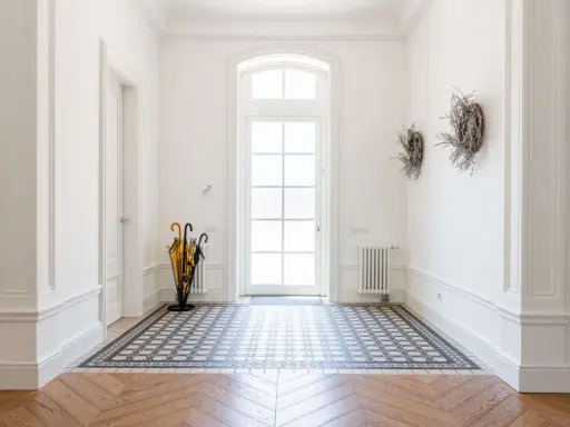 Vacker hall med klinker golv som ger inspiration. Ett stilrent mönster möter trägolv.