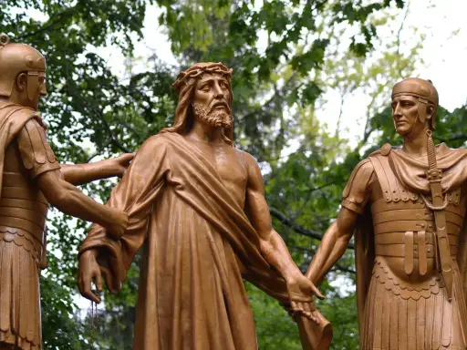 Rzeźba Jezusa w koronie cierniowej, prowadzona przez dwóch rzymskich żołnierzy. Jak mówi psalm 46, 5: "Bóg jest pośród niej, nie będzie poruszona".
