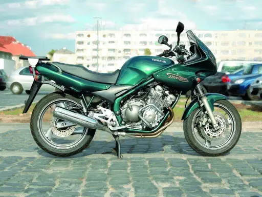 Zielony motocykl Yamaha XJ 600 Diversion na bruku. Dane techniczne tego modelu są imponujące.