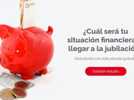 Hucha roja con billetes y monedas. Pregunta: ¿Cuál será tu situación financiera al llegar a la jubilación? Descúbrelo con este estudio gratuito.