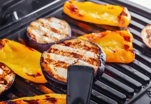 Grill w piekarniku: perfekcyjnie chrupiące dania bez dymu?
