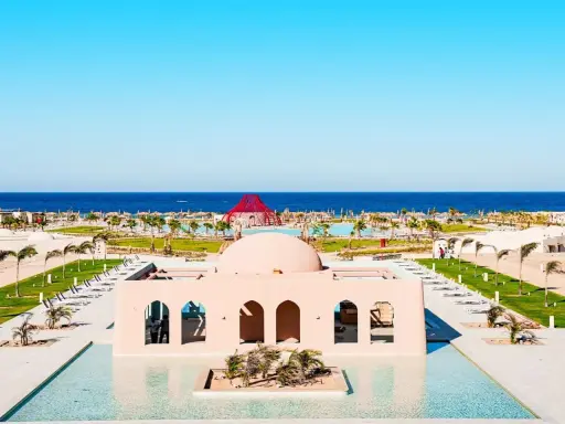 Piękny resort Sentido Reef Oasis Suakin z basenami, palmami i widokiem na turkusowe morze.