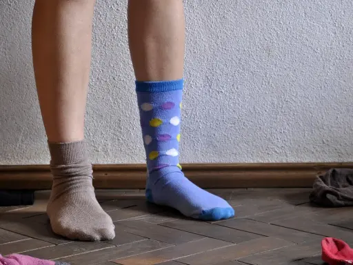 Jakie skarpetki do jasnych spodni? Jedna beżowa, druga w kolorowe kropki. Wybór należy do Ciebie!