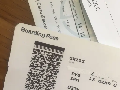 Bilet lotniczy SWISS z kodem kreskowym. Czy na bilecie lotniczym muszą być dwa imiona? Ten bilet zawiera tylko jedno imię.