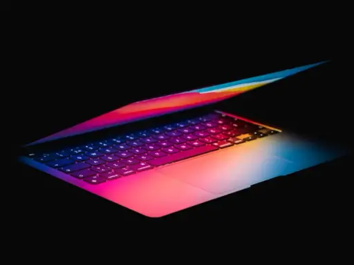 Jaki laptop do Photoshopa? Wybierz sprzęt, który przyspieszy pracę!