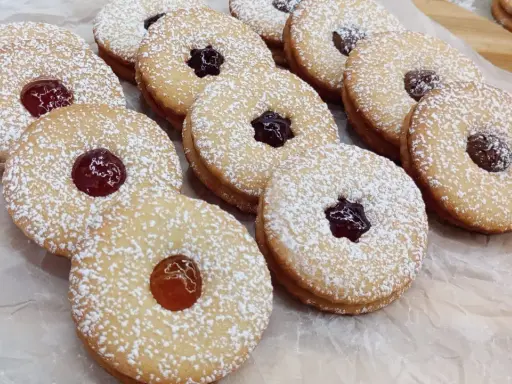 Des sablés garnis de confiture, saupoudrés de sucre glace. La meilleure recette sablés pour un goûter gourmand.