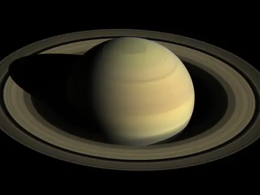 Saturn z pierścieniami, majestatyczny jak saturn w 10 domu, góruje na czarnym tle kosmosu.