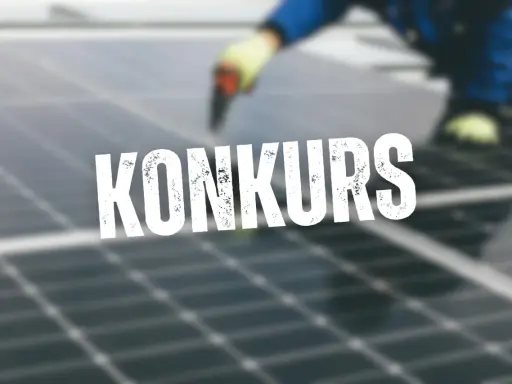 Arbetare installerar solpaneler. Guld Sol Byggen AB är ett företag som arbetar med solenergi.
