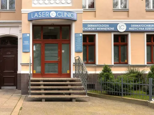 Elegancka fasada kliniki dermatologii estetycznej "Laser Clinic" w Szczecinie.