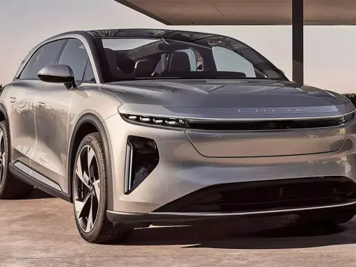 Silberner Lucid Air, der die **lucid gravity** des Designs verkörpert, steht vor einem modernen Gebäude.