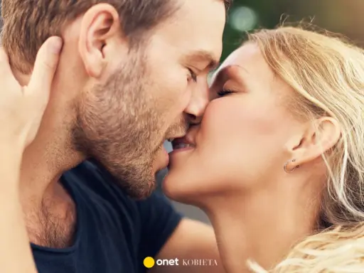 Intymny pocałunek z języczkiem. Para zbliża się do siebie, ich usta się stykają.