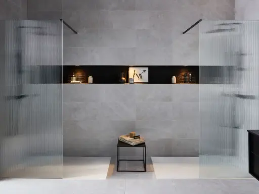 Une salle de bain moderne avec une douche et une baignoire, séparées par des parois en verre texturé.