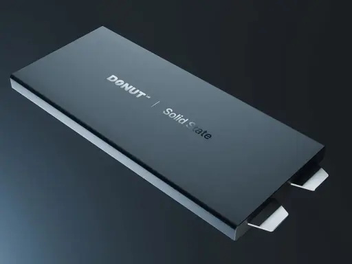 Schwarzes Gehäuse mit "DONUT LAB | Solid State" Aufschrift. Diese Feststoffbatterie könnte die Zukunft für das Elektroauto sein.