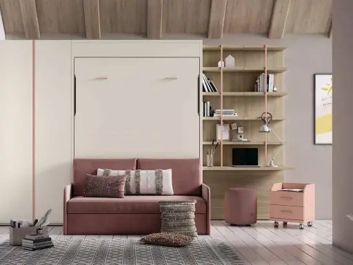 Sofá rosa con cojines, junto a una estantería y una **cama nido vertical** oculta.