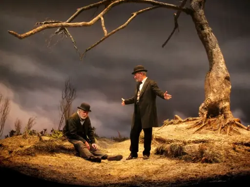 Due uomini, forse Vladimir ed Estragon, attendono Godot sotto un albero spoglio.