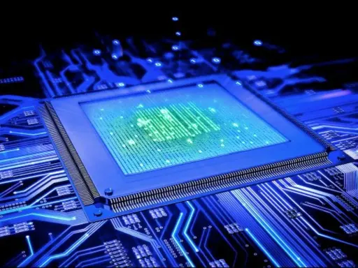Un processeur bleu lumineux sur un circuit imprimé, avec des données binaires flottant autour. Ce type de processeur est le cœur de l'innovation technologique.