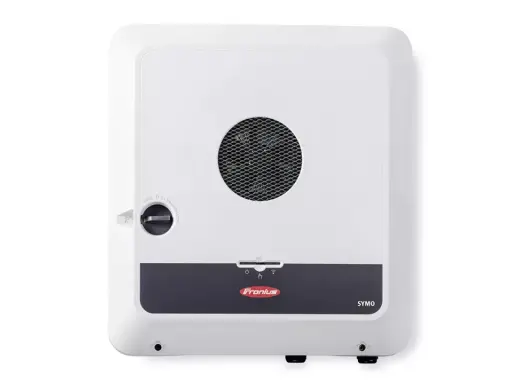 Vit Fronius SYMO växelriktare, en viktig del av ett solenergisystem, kan användas med ett Fronius batteri för att lagra energi.