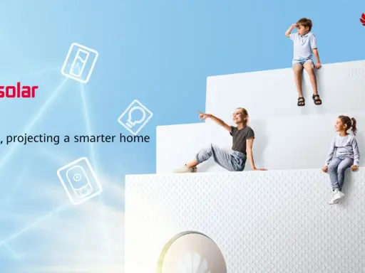 Barn sitter på vita trappsteg, en pojke spanar, en flicka pekar. Huawei EMMA, en smart optimerare för hemmet.