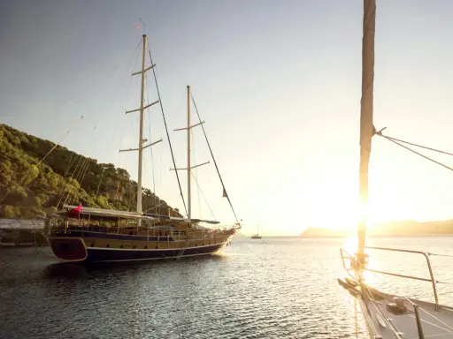 Bateau à voile au coucher du soleil, son instrument de mesure de vitesse bateau discret.