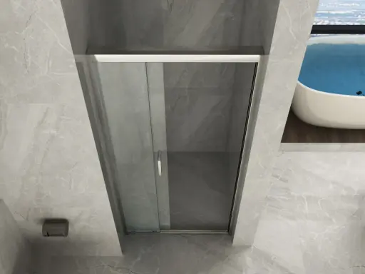 Doccia angolare con porta scorrevole in vetro. La nicchia doccia è rivestita in marmo grigio, con una vasca da bagno sullo sfondo.