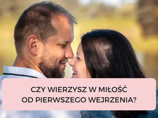 Para patrzy sobie w oczy, uśmiechnięta. Czy to miłość od pierwszego wejrzenia?