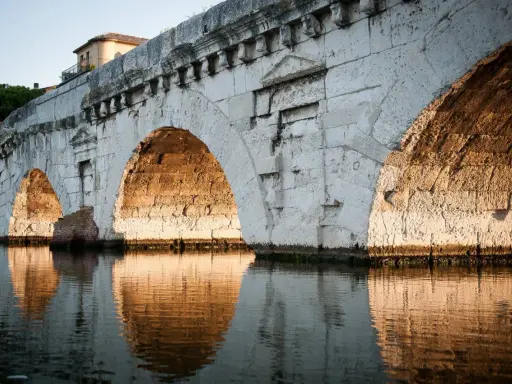 Ponte di Tiberio a Rimini, un luogo storico da scoprire tra le cose da vedere vicino a Cervia.