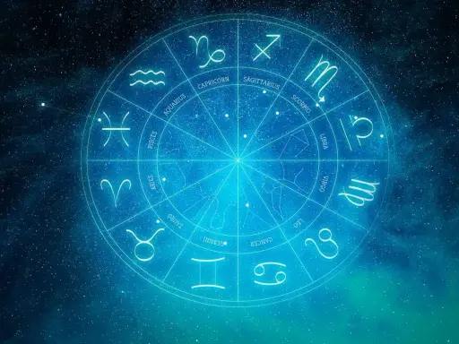 Zodiakalny krąg z symbolami znaków zodiaku na tle nocnego nieba. Sprawdź swój horoskop na 2026 rok!
