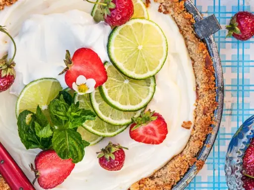 En krämig paj med jordgubbar, lime och mynta – en annorlunda midsommarmat som lockar med fräschör och sommar.