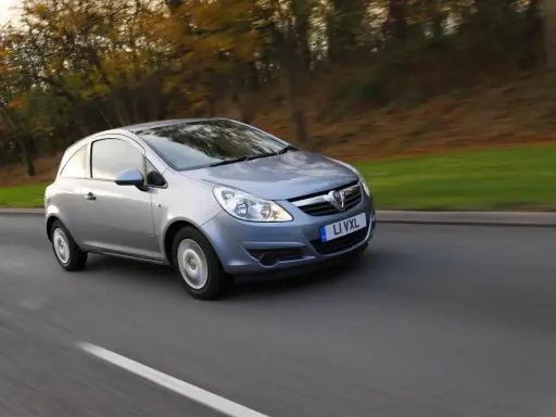 Srebrny Opel Corsa D 1.2 jedzie po drodze. Zastanawiasz się, ile oleju do silnika wlać?