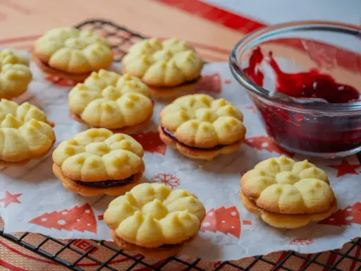 Zarte Kekse mit Marmelade, bereit zum Genießen. Ein süßer Genuss für jede Gelegenheit.
