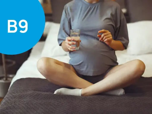 Ciężarna kobieta bierze suplement B9. Kwas foliowy na co jest ważny dla rozwoju płodu.