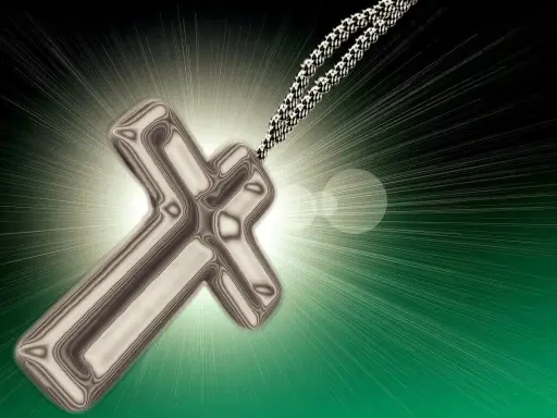 Srebrny krzyż na łańcuszku, symbol wiary, jak tekst psalmu 62, rozświetla mrok.