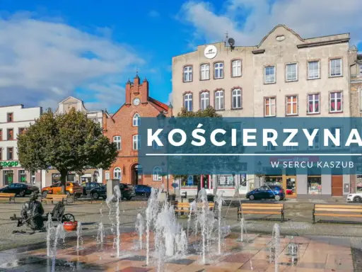 Kościerzyna rynek z fontanną i ławkami, otoczony kamienicami.