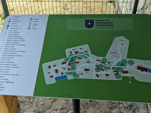 Mapa skansenu w Wygiełzowie z zaznaczonymi budynkami i ścieżkami. Znajdź tu m.in. chałupy, spichlerze i dwór.