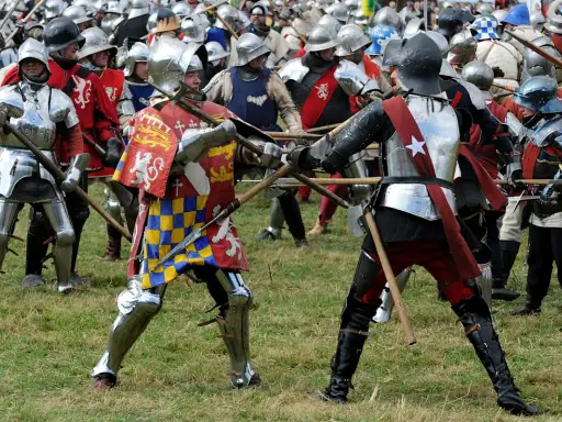 Ritter in voller Rüstung kämpfen mit Lanzen, ein lebendiges Bild der Rosenkriege in England.