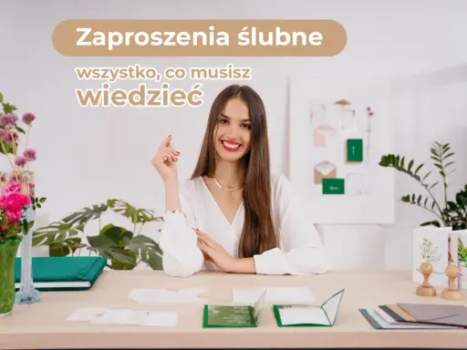 Uśmiechnięta kobieta przy biurku pełnym papeterii ślubnej. Dowiedz się, jak zapraszać na ślub i co mówić, by wszystko było idealnie.