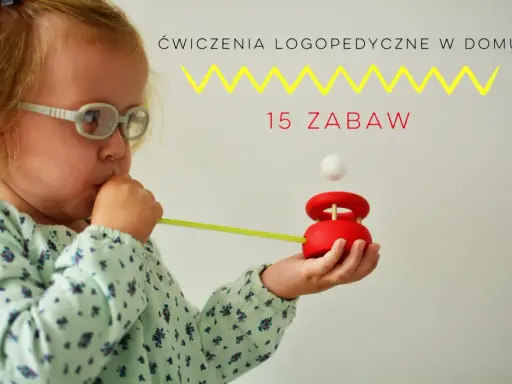 Dziecko w okularach dmucha przez słomkę na drewnianą zabawkę z kulką.