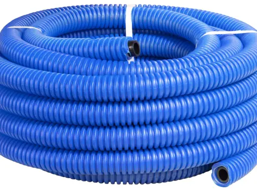 Tube bleu en polyéthylène ondulé, enroulé en spirale. Le diamètre du tube est visible à l'extrémité.