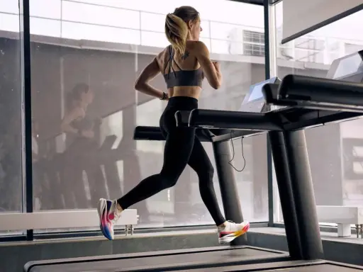 Frau absolviert ein intensives HIIT-Training auf dem Laufband, um ihre Ausdauer zu verbessern.