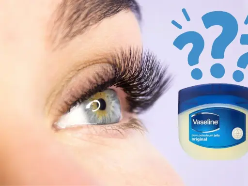 Un œil avec des cils volumineux à côté d'un pot de Vaseline. Est-ce le secret pour des cils parfaits ?