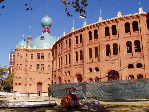 Die Stierkampfarena Lissabon, ein beeindruckendes Backsteingebäude mit türkisfarbenen Kuppeln, wird renoviert.