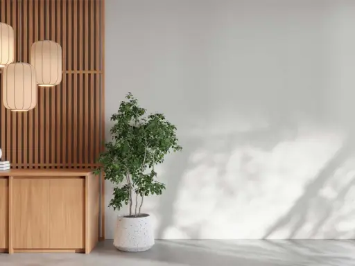 En lugn hörna med en träskärm, tre lampor, en byrå och en grön växt. En perfekt plats för feng shui inredning.
