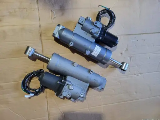 Deux vérins de trim moteur Yamaha, potentiellement pour résoudre un problème de trim.