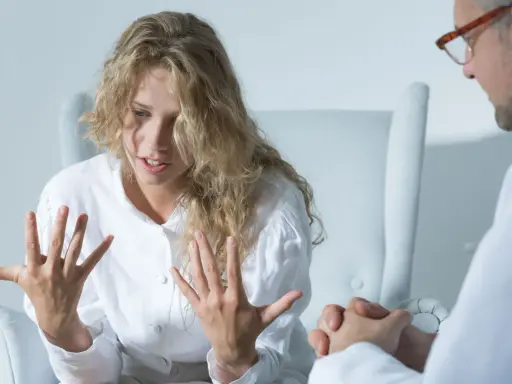 Kobieta opowiada o swoich problemach, być może szukając wsparcia w leczeniu schizofrenii.